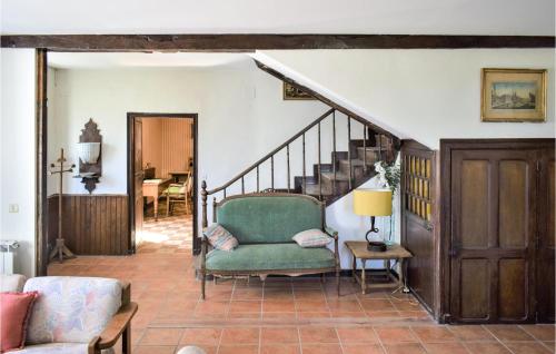uma sala de estar com uma cadeira verde e escadas em Stunning Home In Miossens Lanusse With Wifi em Miossens-Lanusse