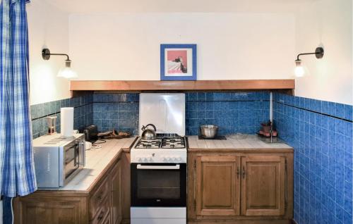 Dapur atau dapur kecil di 5 Bedroom Nice Home In Miossens Lanusse