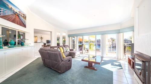 Ruang duduk di Spacious Canal Home With Pontoon!