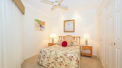 Katil atau katil-katil dalam bilik di Spacious Canal Home With Pontoon!
