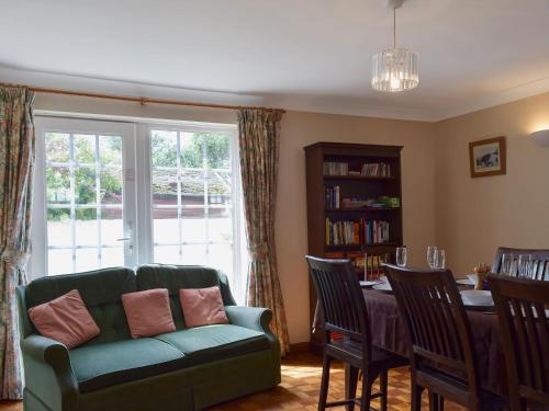 uma sala de estar com um sofá e uma mesa de jantar em Mariners Lodge em Felixstowe