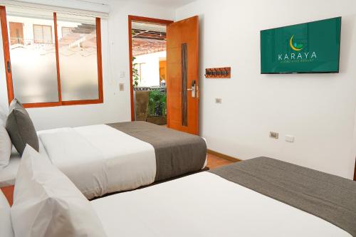 Postel nebo postele na pokoji v ubytování HOTEL KARAYA DIVE RESORT