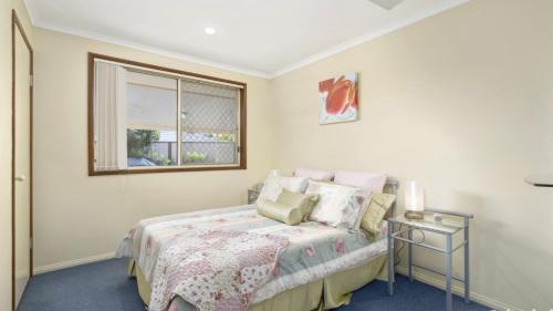 Ένα ή περισσότερα κρεβάτια σε δωμάτιο στο Pet Friendly Home Away From Home