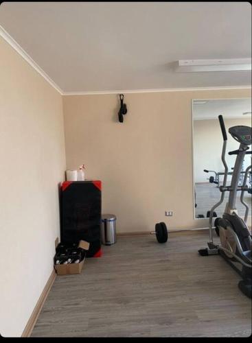 a room with a gym with exercise bikes in it at Acogedor Departamento estudio en centro de Chillán in Chillán