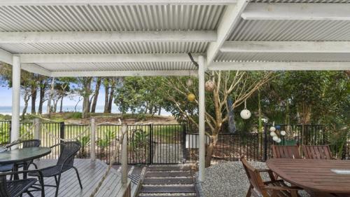 En balkon eller terrasse på Tidal Dreams - Absolute Beachfront