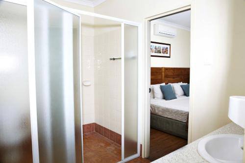 Una cama o camas en una habitación de Kimberley Hotel