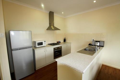 Una cocina o kitchenette en Kimberley Hotel