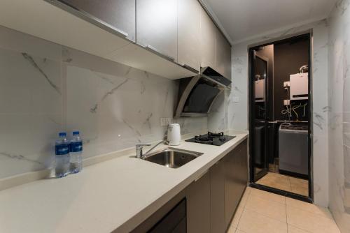 Kuchyň nebo kuchyňský kout v ubytování WESU Weisu Service Apartment - Shenzhen University Town Tanglang Metro Station Branch