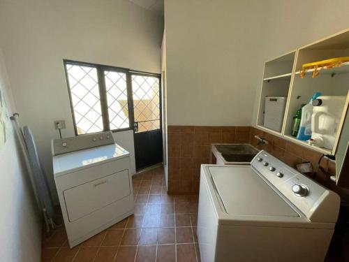 Casa Orta Ensenada في إنسينادا: مطبخ صغير مع حوض وغسالة صحون