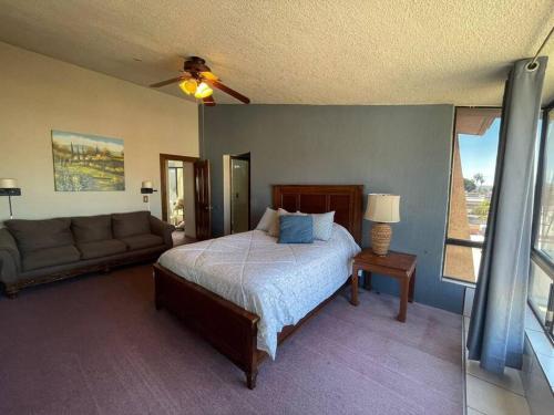 um quarto com uma cama e um sofá em Casa Orta Ensenada em Ensenada