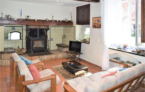Televisyen dan/atau pusat hiburan di 5 Bedroom Nice Home In Miossens Lanusse