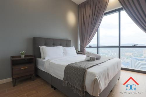 ein Schlafzimmer mit einem Bett und einem großen Fenster in der Unterkunft The Elements by Grabstay in Kuala Lumpur