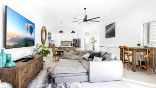 Televisyen dan/atau pusat hiburan di High End Apartment In Town Center