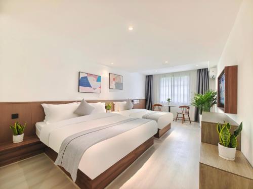 JianyangにあるHoliday Inn Guoshangのベッド2台とテーブルが備わるホテルルームです。
