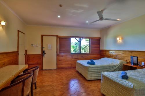 a hotel room with two beds and a window at Kimberley Hotel in Halls Creek
