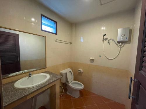 un bagno con lavandino, WC e doccia di Bank Guesthouse a Haad Rin