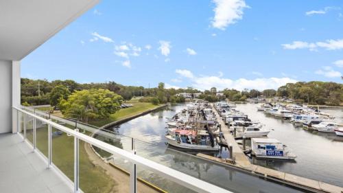 - une vue sur un port de plaisance avec des bateaux dans l'eau dans l'établissement Modern Unit On The Marina, à Sandstone Point