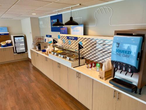 a coffee shop with aasteryasteryasteryasteryasteryasteryasteryasteryasteryasteryastery at Holiday Inn Express Hotel & Suites Tampa-Oldsmar by IHG in Oldsmar