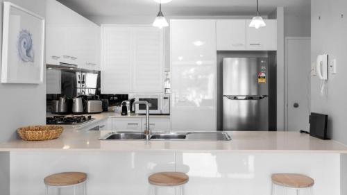 Dapur atau dapur kecil di Water Views with a Splash of Luxury