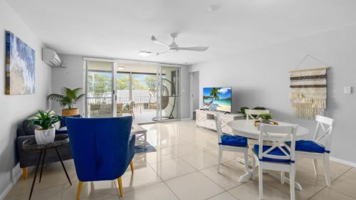 Televisyen dan/atau pusat hiburan di Water Views with a Splash of Luxury