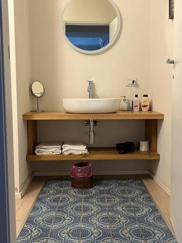 un bagno con lavandino e specchio di casa minù santa chiara a Cagliari