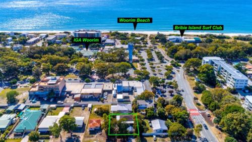 Una vista aérea de la ciudad de Ocean Beach. en Stay Salty on Bribie Island, en Woorim
