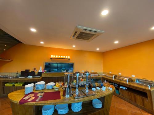 En restaurant eller et andet spisested på Le Vernissage by Goad Avadhess Hospitality