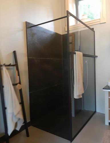 a black shower stall with a towel hanging on it at Ferienwohnung Bad Freienwalde in Bad Freienwalde
