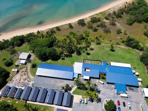 an overhead view of a blue building next to the beach at Hay Point Hotel/Motel in Hay Point