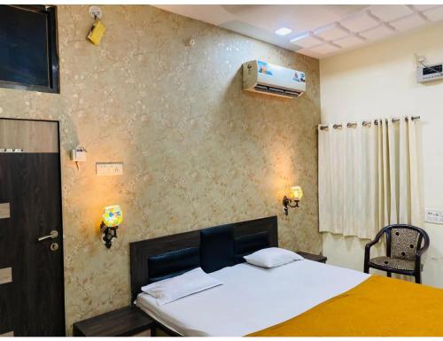 ein Schlafzimmer mit einem Bett in einem Zimmer in der Unterkunft Hotel Vivek, Prayagraj in Muthiganj