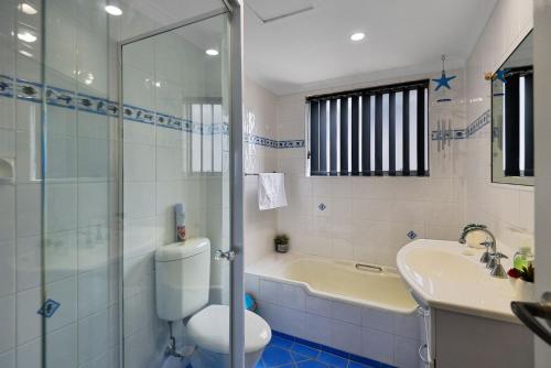 ein Bad mit einem WC, einem Waschbecken und einer Dusche in der Unterkunft Sandhurst 5 in The Entrance