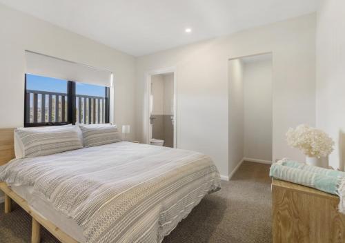 Ένα ή περισσότερα κρεβάτια σε δωμάτιο στο 2 Bed, 2 Bath Ocean View Apt! Parking, 250m to Beach