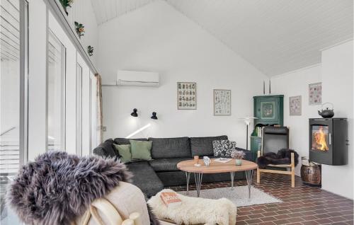 uma sala de estar com um sofá e uma mesa em Beautiful Home In Pandrup With Wifi em Pandrup