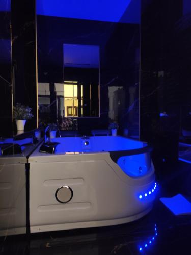 a bathroom with a bath tub with blue lights at Pokoje i apartamenty u Sabiny - DOSTĘP DO JACUZZI TYLKO W WYBRANYCH OPCJACH sprawdź poniżej szczegóły rezerwacji in Szczawnica