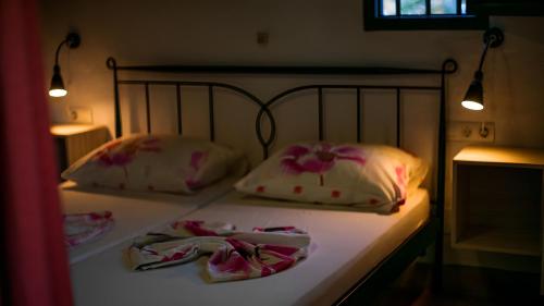 um quarto com uma cama com duas almofadas em Rural cottage in holiday park with 55 m2 pool em Tolox