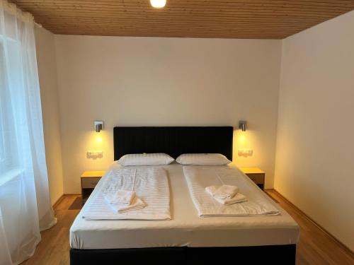 Una cama o camas en una habitación de Gästehaus Forggensee