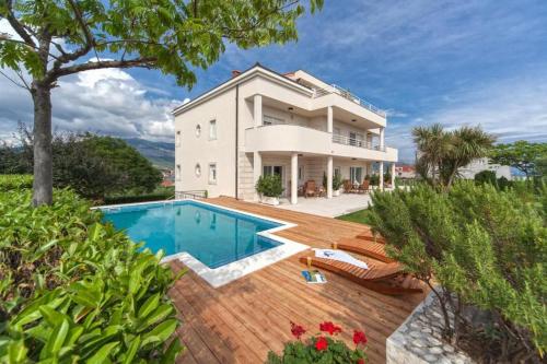 eine Außenansicht eines Hauses mit Pool in der Unterkunft Luxury Apartments Klara in Split