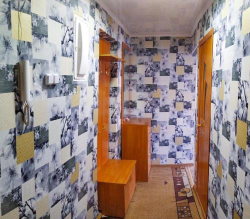 baño con una pared de azulejos azules y blancos en 3-х комнатная квартира район ЖД вокзала, en Kostanái