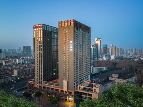 um edifício alto numa cidade com em Atour Hotel Hefei Changjiang Road em Hefei