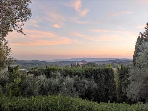 vista sulle colline dalla fattoria al tramonto di Pool House Matisse in large park with heated pool a Châteauneuf