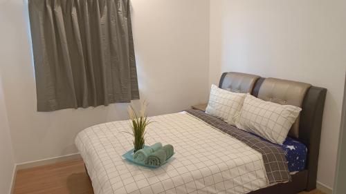 um quarto com uma cama com uma planta em Cozy Southville Bangi Free parking Wifi Netflix em Bangi