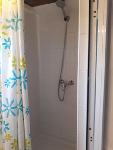 cortina de ducha en el baño con cabezal de ducha en Rural cottage in holiday park with 55 m2 pool en Tolox
