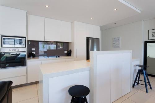 Η κουζίνα ή μικρή κουζίνα στο Bay Central Apartments