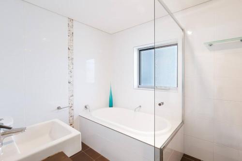 Ένα μπάνιο στο Bay Central Apartments