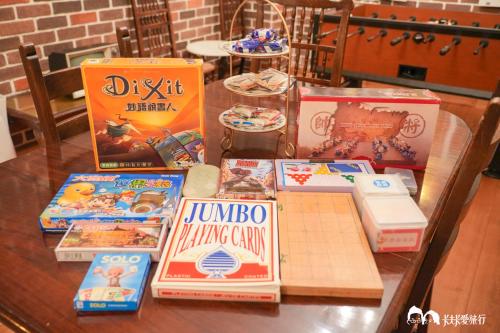 a table with a bunch of games on it at 墾丁勿忘我城堡莊園 in Hengchun