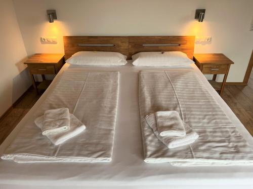 Una cama o camas en una habitación de Gästehaus Forggensee
