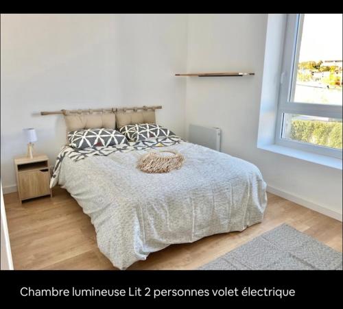 une chambre avec un lit et une fenêtre dans l'établissement Quimperco, à Quimper