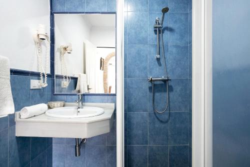 a bathroom with a sink and a shower at Casa Vistas al Mar Bolonia in Tarifa