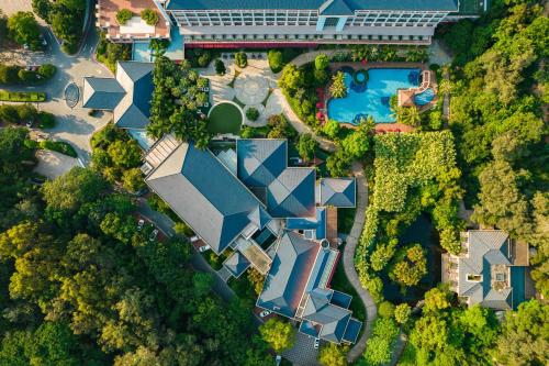 una vista aérea de una casa con piscina en Dongguan Forum Hotel and Apartment - Former Pullman hotel Dongguan Forum, en Dongguan