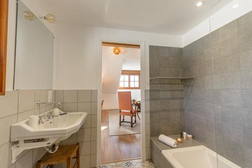 ห้องน้ำของ ST JORIOZ- Le Nid O Grives, maison familiale entre lac et montagnes- Home cinema- LLA Selections by Location lac Annecy